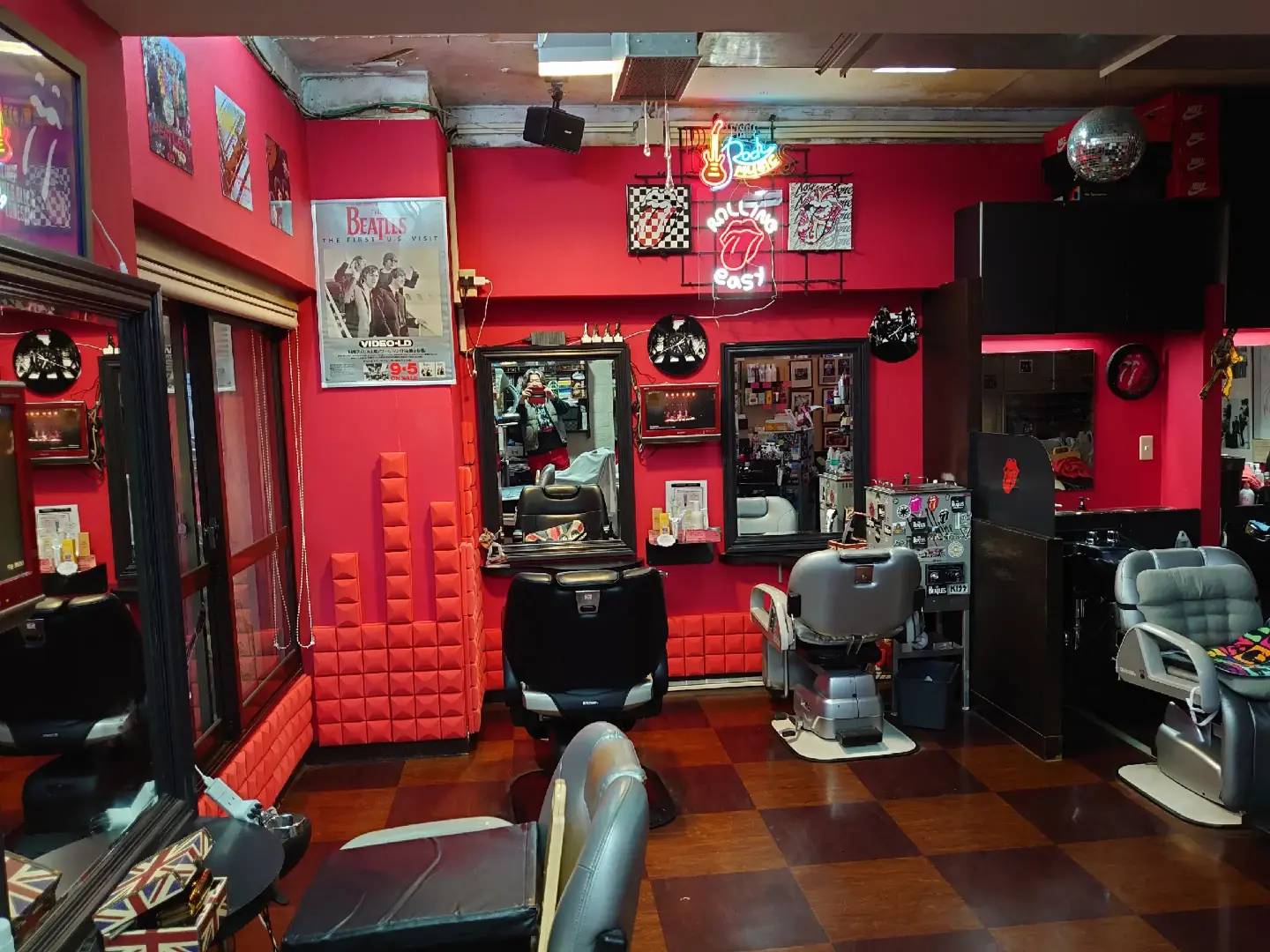 ロックな雰囲気のメンズヘアサロン easyの店内